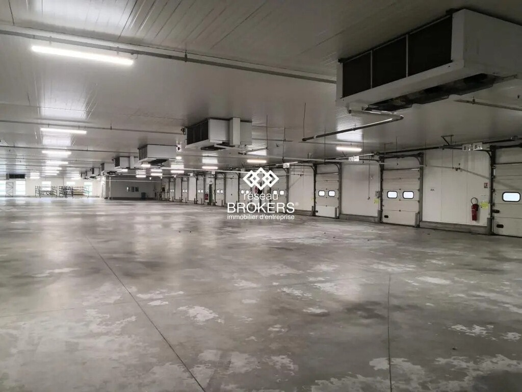 Location Entrepôt 5 166 m² - Photo 1