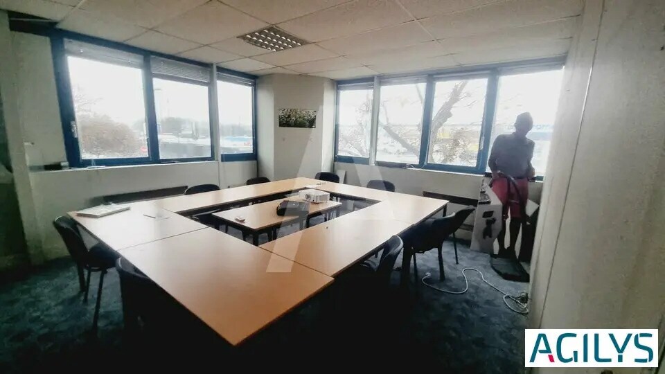 Light Industrial in Fresnes to rent - Interior Photo - Image 3 of 5