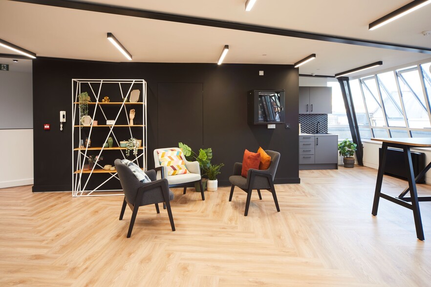 1 Earlham St, London to rent - Building Photo - Image 3 of 7