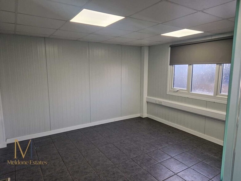 Unit R4 Offices, Northfleet Industrial Est, Lower Rd, Northfleet to rent - Building Photo - Image 1 of 5