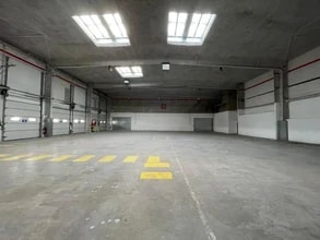 Light Industrial in Charenton-le-Pont to rent Interior Photo- Image 2 of 4