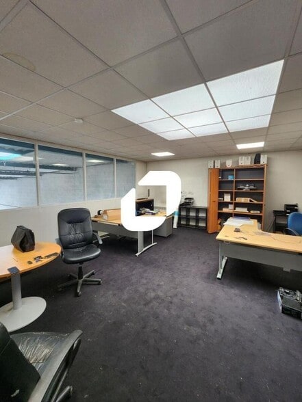 Light Industrial in Marolles-en-Brie to rent - Interior Photo - Image 3 of 4