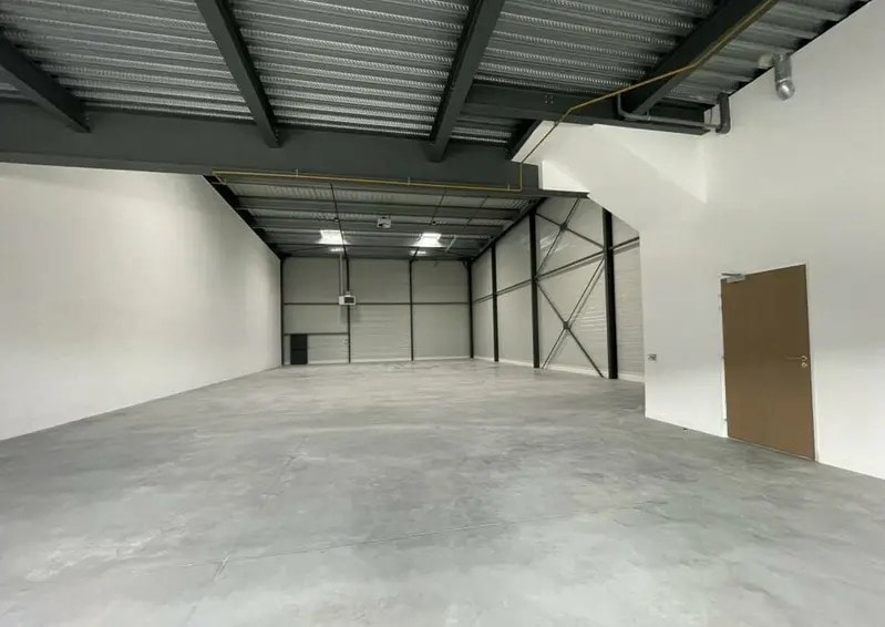 Light Industrial in Corbeil-Essonnes to rent Interior Photo- Image 1 of 10