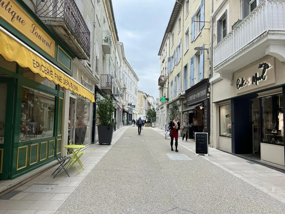 Location Commerce 129 m² - Photo 1