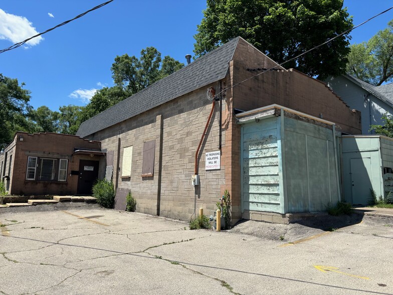 530 Center Ave, Janesville, WI for sale - Primary Photo - Image 1 of 32