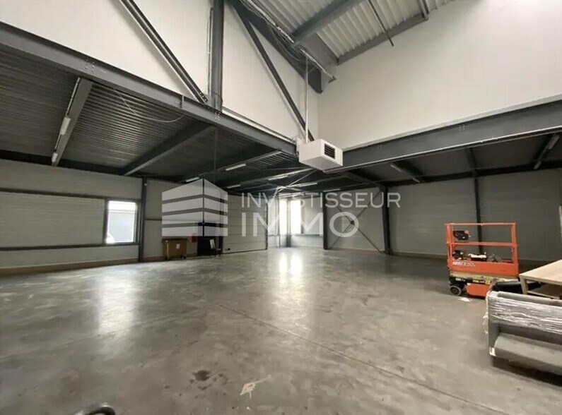 Light Industrial in Villeneuve La Garenne to rent - Interior Photo - Image 3 of 7