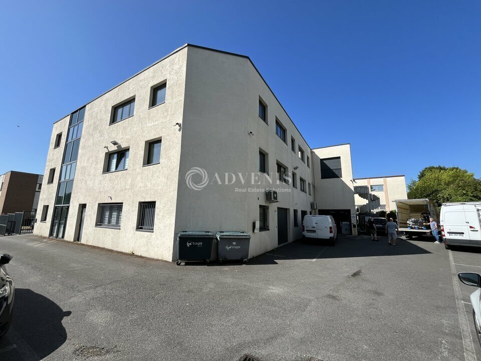 Light Industrial in Neuilly-Plaisance to rent Building Photo- Image 1 of 13
