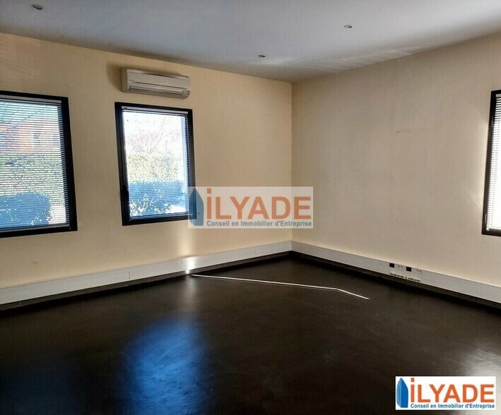 117 Rue Jean Marie Jacquard, Pertuis for sale - Interior Photo - Image 3 of 16