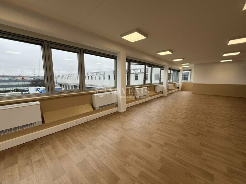Office in Tremblay-en-France to rent - Interior Photo - Image 3 of 11