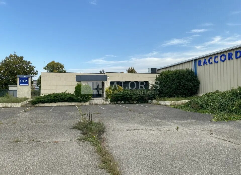 Light Industrial in Saint-Quentin-Fallavier for sale Building Photo- Image 1 of 13