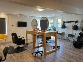 17 Av De La Baie-De-Valois, Pointe-claire, QC to rent Interior Photo- Image 2 of 11