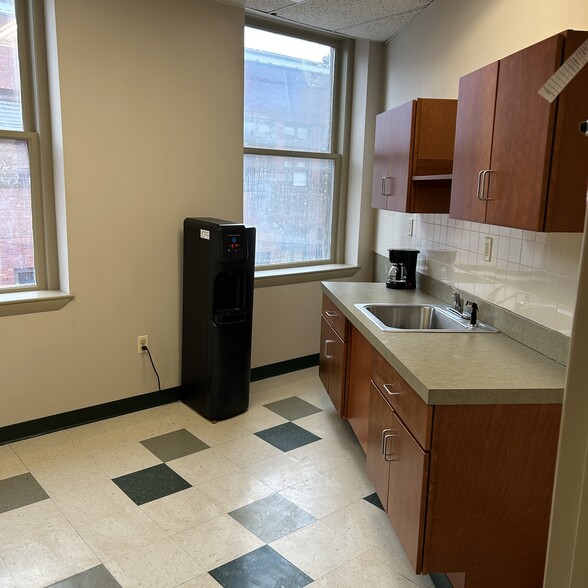 9-13 Hampden St, Springfield, MA for rent - Building Photo - Image 3 of 5