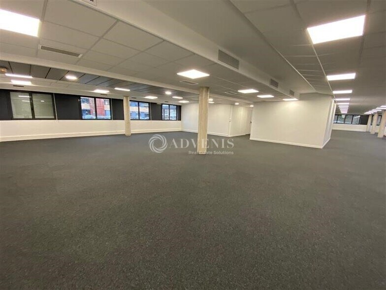 Office in Champs-sur-Marne to rent - Interior Photo - Image 2 of 5