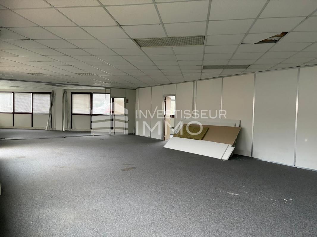 Office in Champs Sur Marne to rent Building Photo- Image 1 of 8