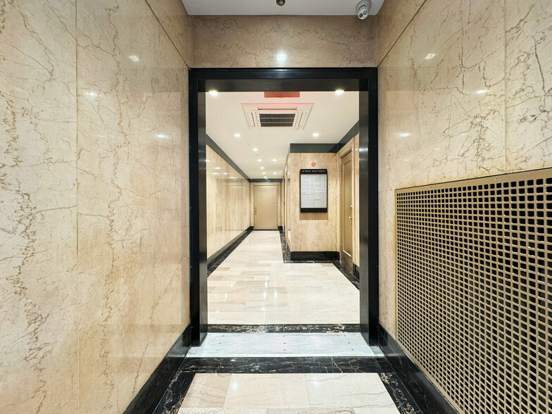 49 W 38th St, New York, NY for rent - Lobby - Image 3 of 5