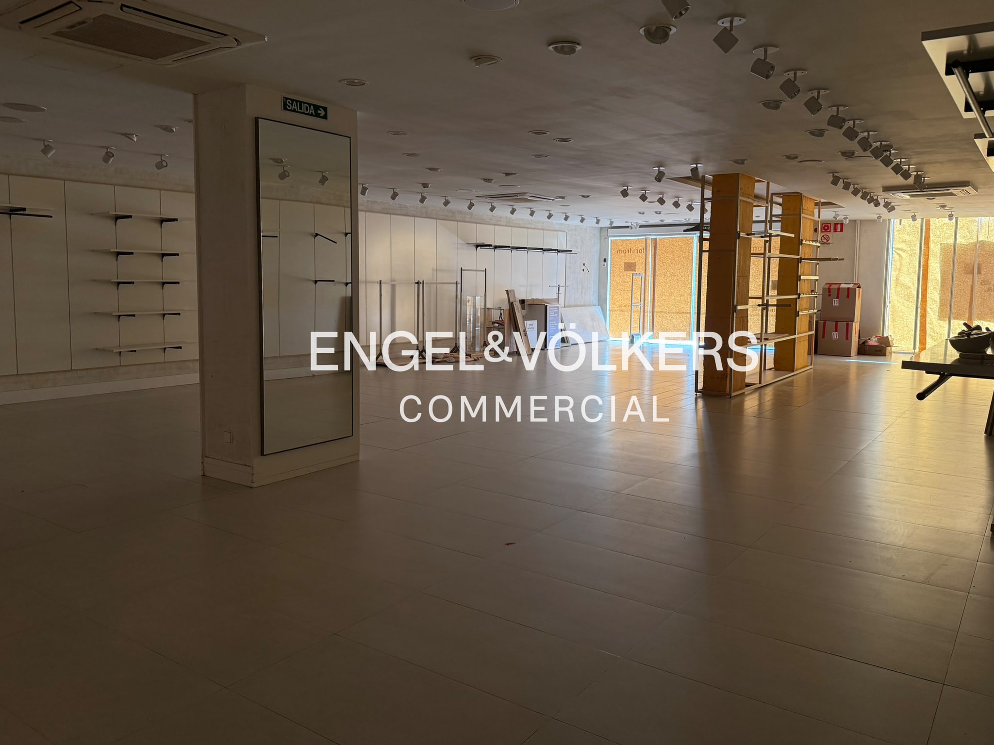 Retail in Manresa, Barcelona to rent Interior Photo- Image 1 of 7