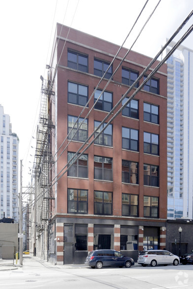 215 W Ontario St, Chicago, IL for sale - Building Photo - Image 1 of 1