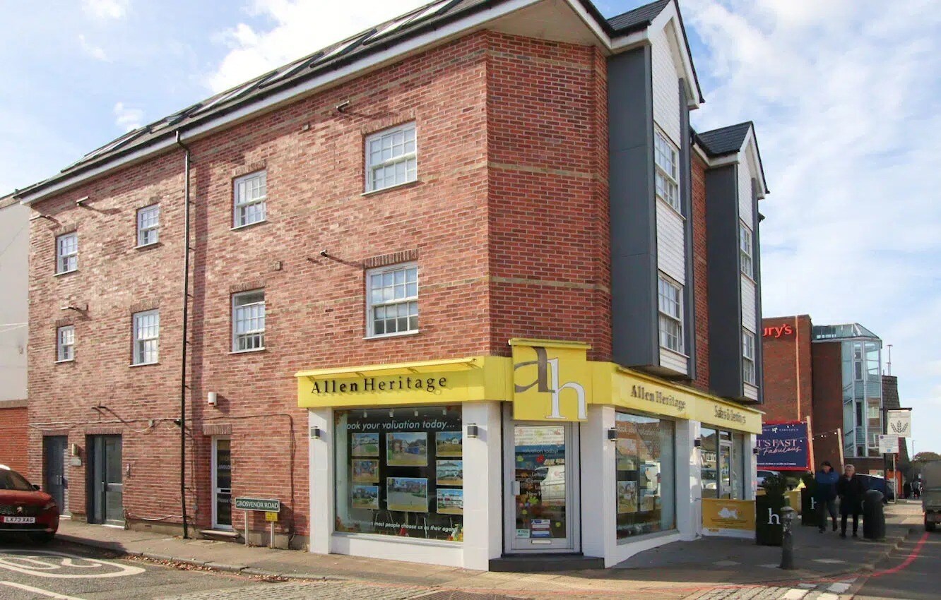 131-133 High St, West Wickham to rent Building Photo- Image 1 of 4