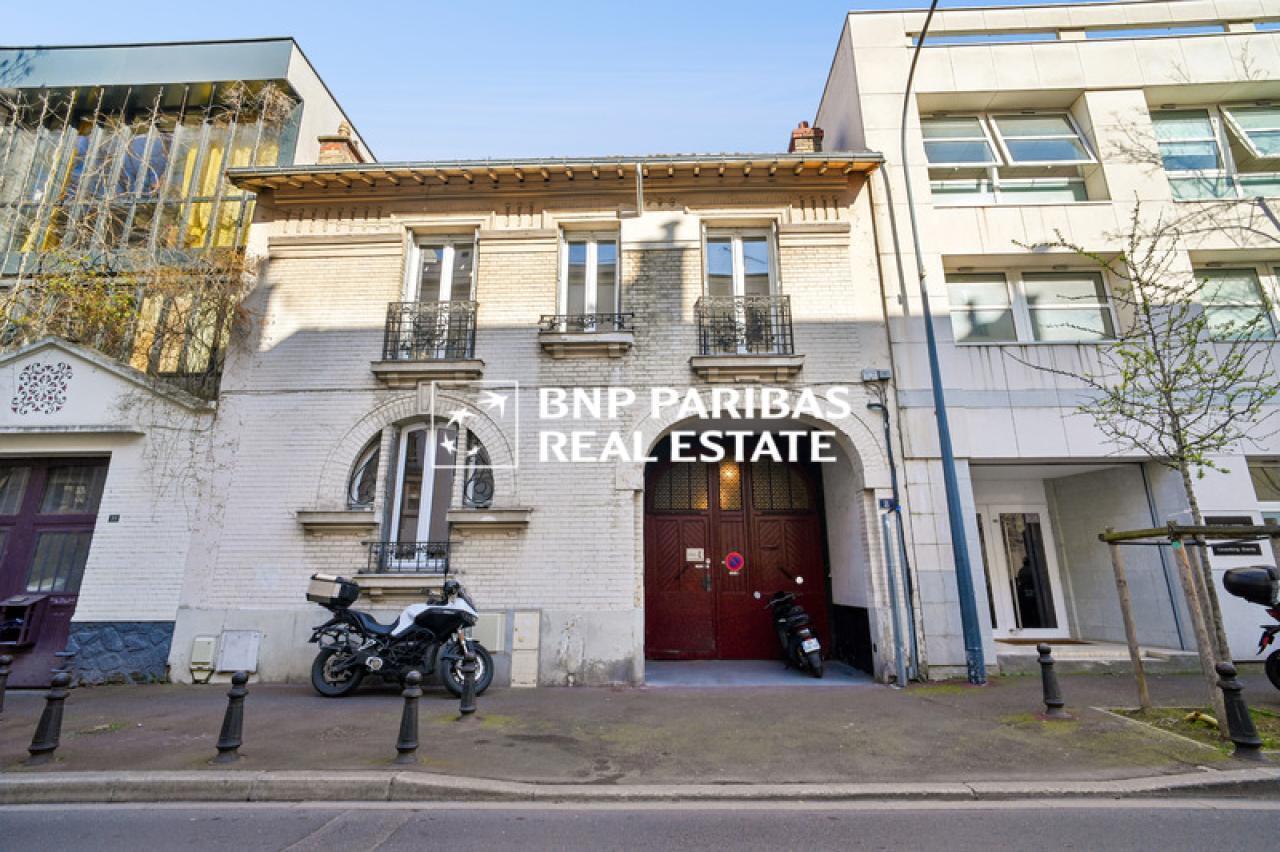 Office in Clichy to rent Building Photo- Image 1 of 15