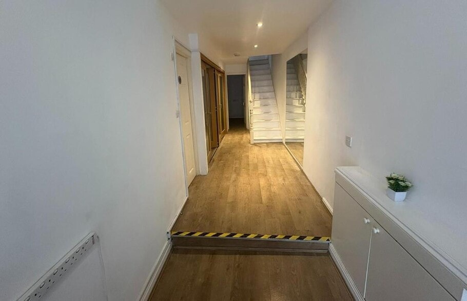 27 Haven Ln, London to rent - Building Photo - Image 2 of 10