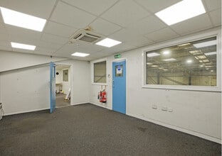 1-3 Riverside Way, Dewsbury to rent Interior Photo- Image 2 of 2