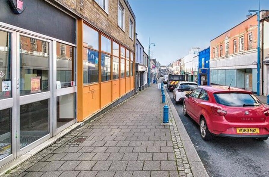 20 Dimond St, Pembroke Dock to rent - Building Photo - Image 2 of 2