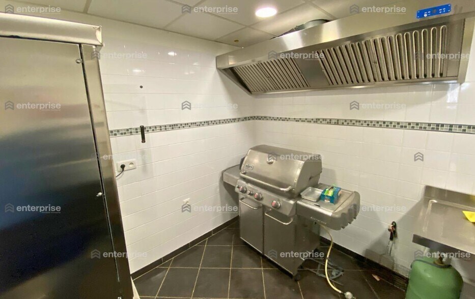 Retail in Senlis to rent - Interior Photo - Image 3 of 7