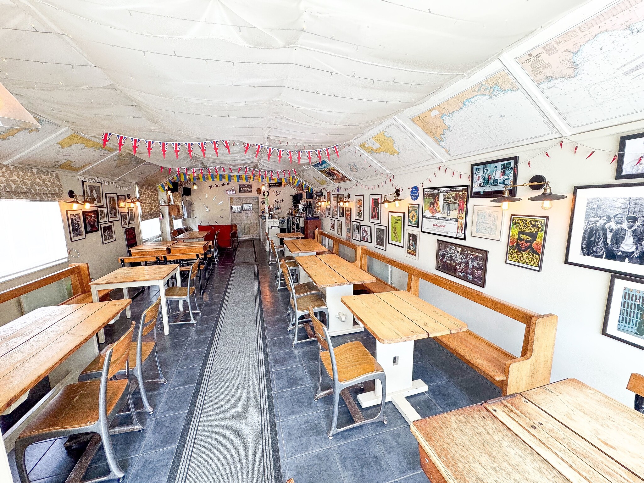 10 New Rd, Port Isaac to rent Interior Photo- Image 1 of 3