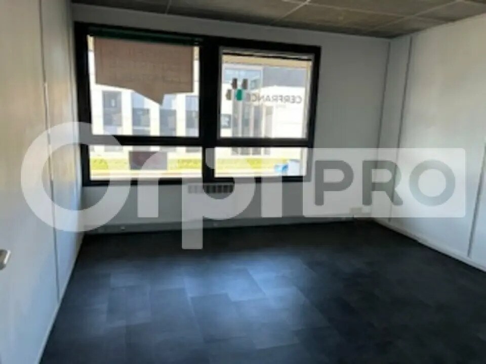 Office in Limas to rent Interior Photo- Image 1 of 8