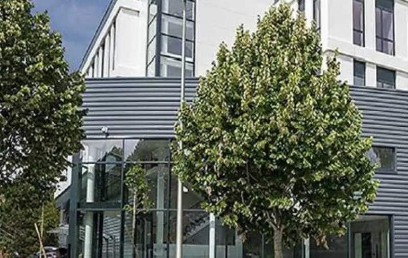 Light Industrial in Guyancourt to rent - Building Photo - Image 3 of 4