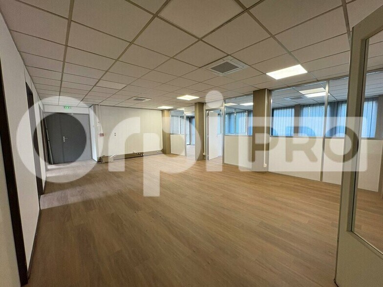 Office in Moissy-Cramayel to rent - Building Photo - Image 2 of 12