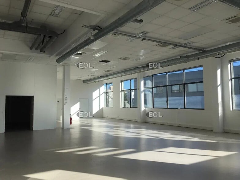 Light Industrial in Bagneux to rent - Building Photo - Image 2 of 4