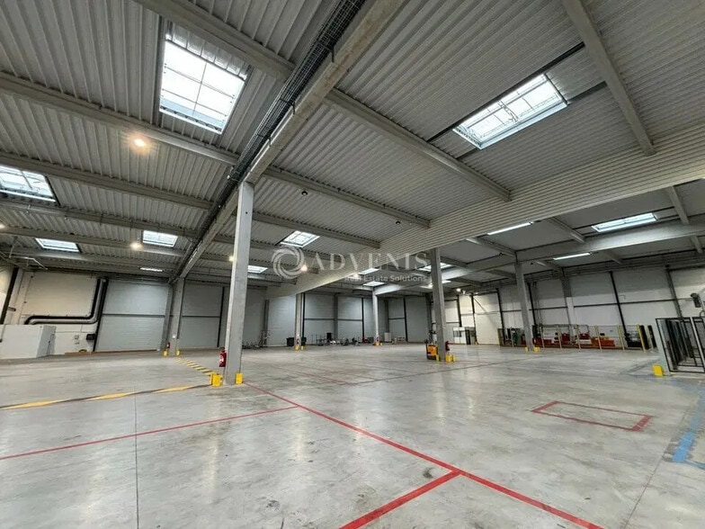 Light Industrial in Sucy-en-Brie to rent - Building Photo - Image 2 of 7