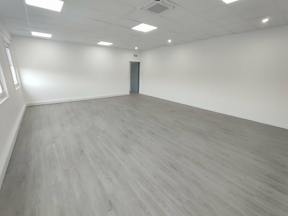 Office in Saint-Quentin-Fallavier to rent Interior Photo- Image 1 of 8