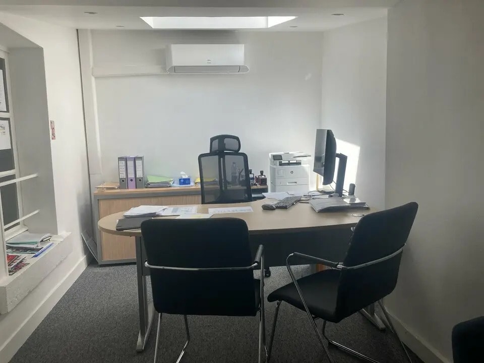 Location Commerce 150 m² - Photo 1