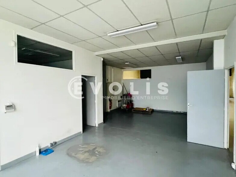 Light Industrial in Champs-sur-Marne to rent - Interior Photo - Image 3 of 7