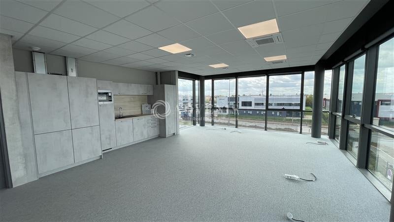 Office in Chanteloup-en-Brie to rent - Interior Photo - Image 3 of 7