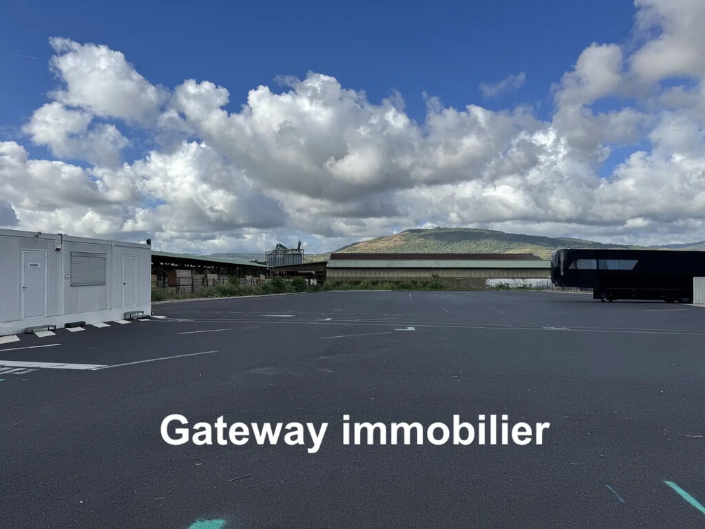 Location Entrepôt 3 300 m² - Photo 1