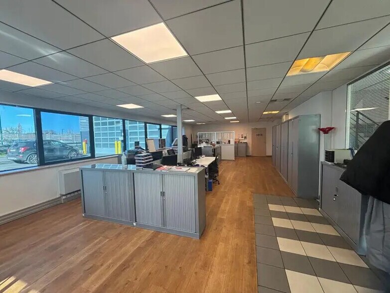 Light Industrial in Gennevilliers to rent - Interior Photo - Image 3 of 4