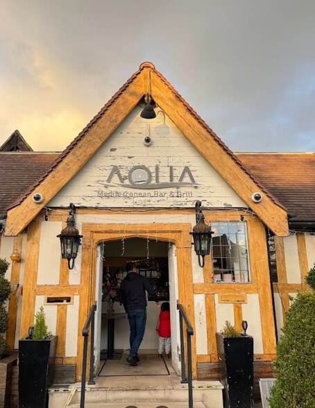 Station Sq, Orpington to rent - Building Photo - Image 3 of 4