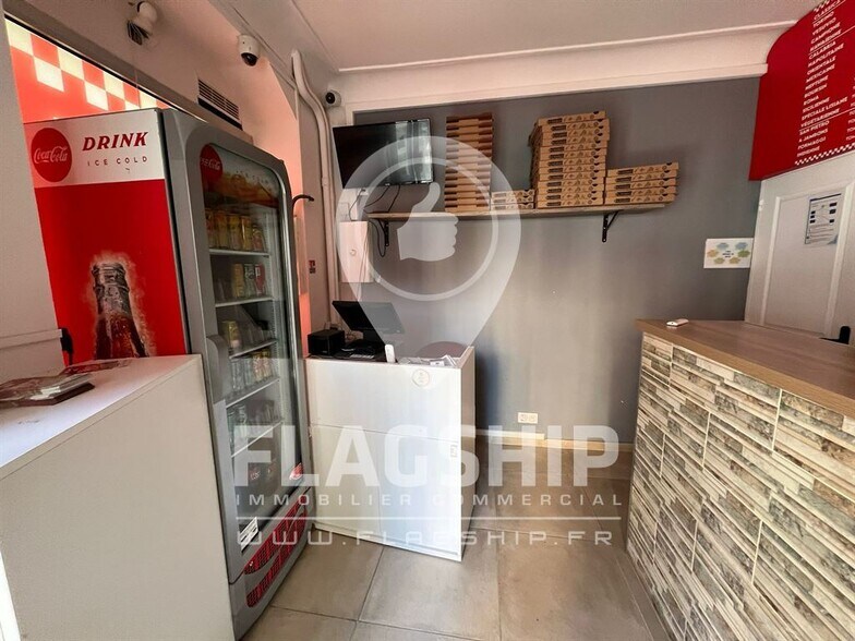Retail in Vincennes to rent - Interior Photo - Image 1 of 6
