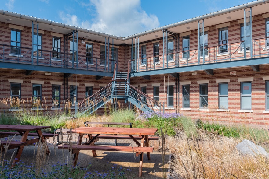 200-240 Park Ave, Almondsbury to rent - Building Photo - Image 2 of 7