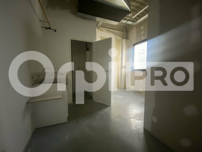 Retail in Genay to rent - Interior Photo - Image 3 of 5