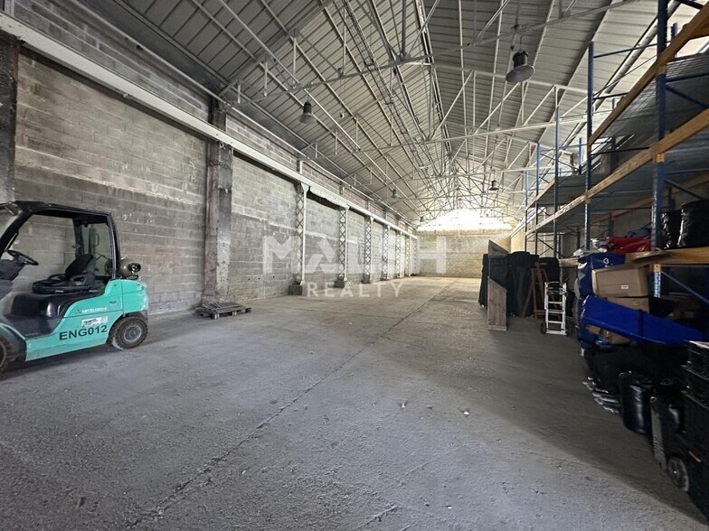 Light Industrial in Chassieu to rent - Interior Photo - Image 3 of 8