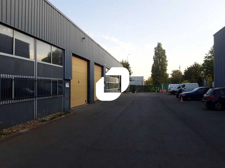 Light Industrial in Bobigny to rent - Building Photo - Image 1 of 16