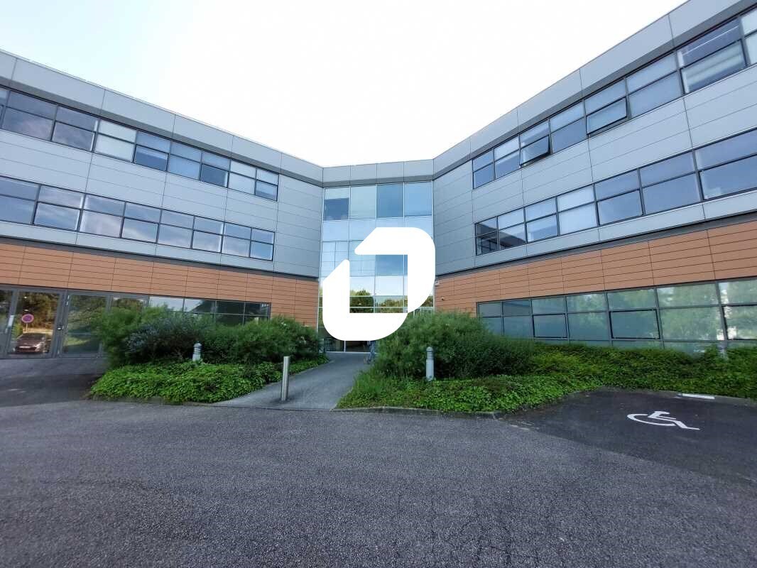 Light Industrial in Élancourt to rent Building Photo- Image 1 of 18