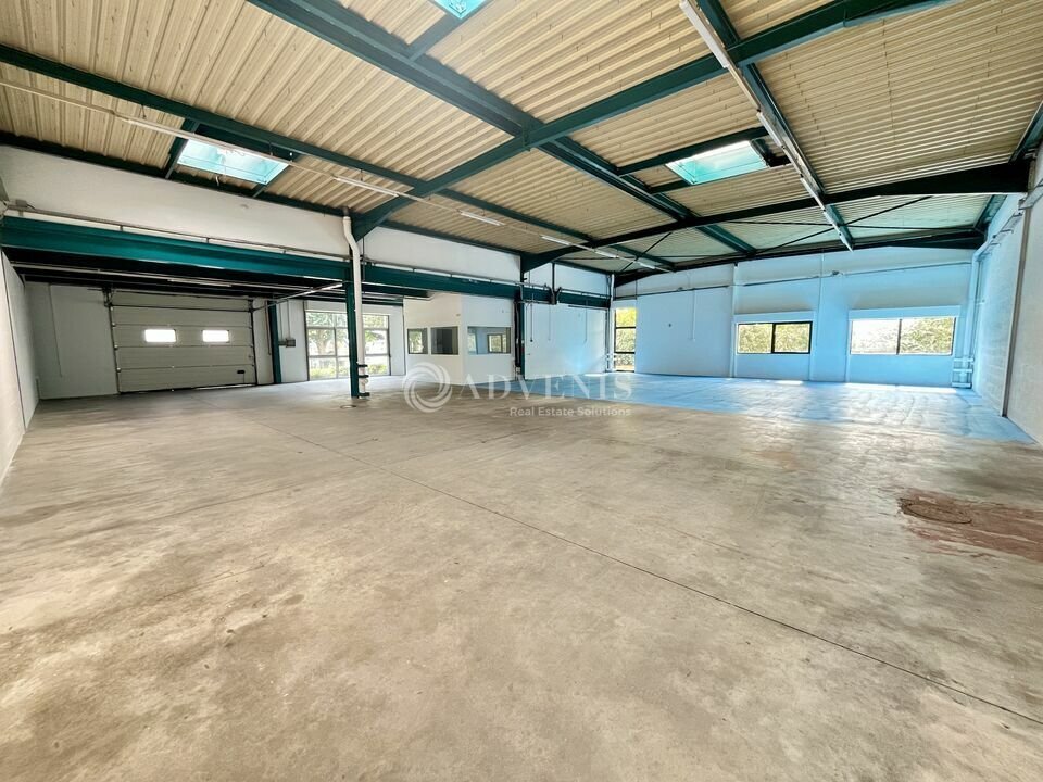 Light Industrial in Tremblay En France to rent Interior Photo- Image 1 of 10