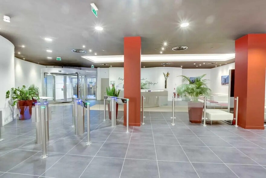 1 Avenue Du Général De Gaulle, Puteaux to rent - Building Photo - Image 2 of 24