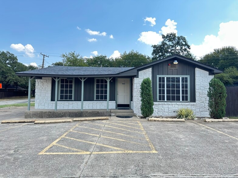 1220 Brown Trl, Bedford, TX to rent - Building Photo - Image 1 of 6