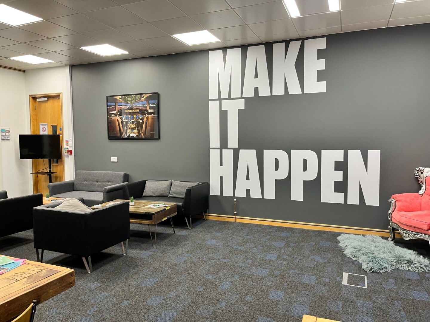 Beehive Ring Rd, Gatwick for sale Interior Photo- Image 1 of 1